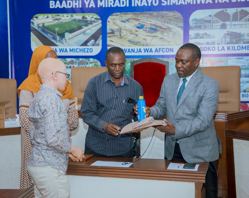 MKUU WA WILAYA YA ARUSHA MHE. MODEST MKUDE AKABIDHI VIFAA SAIDIZI KWA WALIMU WENYE MAHITAJI MAALUMU