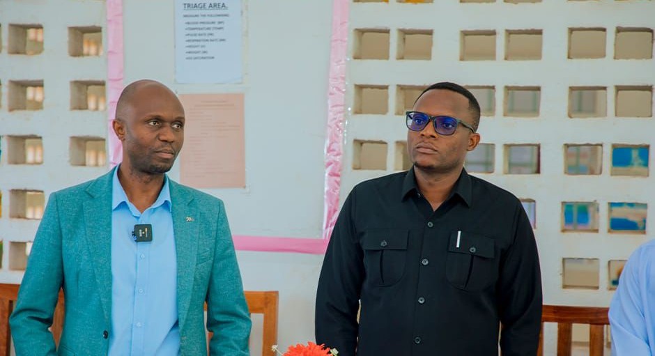 MOTISHA KAZINI: DC NA MKURUGENZI WA JIJI LA ARUSHA WAWAPONGEZA WATUMISHI KITUO CHA AFYA MURIET