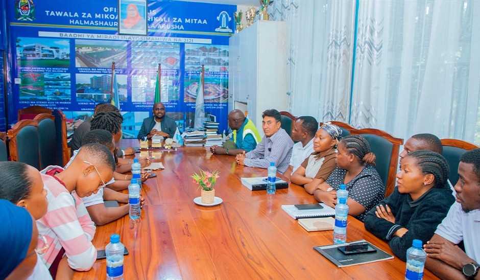 MKURUGENZI WA JIJI LA ARUSHA, NDG. JOHN L. KAYOMBO, AMEFANYA KIKAO CHA TATHMINI NA MKANDARASI MJENZI PAMOJA NA MKANDARASI MSHAURI