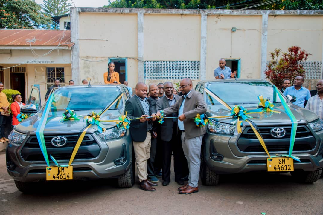 MKURUGENZI WA JIJI LA ARUSHA AKABIDHI MAGARI MAPYA NA (PA) SYSTEM KUONGEZA UFANISI WA SHUGHULI ZA HALMASHAURI