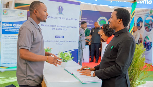 DK. JAFARI RAJAB SEIF NAIBU WAZIRI OFISI YA WAZIRI MKUU – TAMISEMI AFYA ATEMBELEA BANDA LA JIJI LA ARUSHA WIKI YA UTUMISHI WA UMMA
