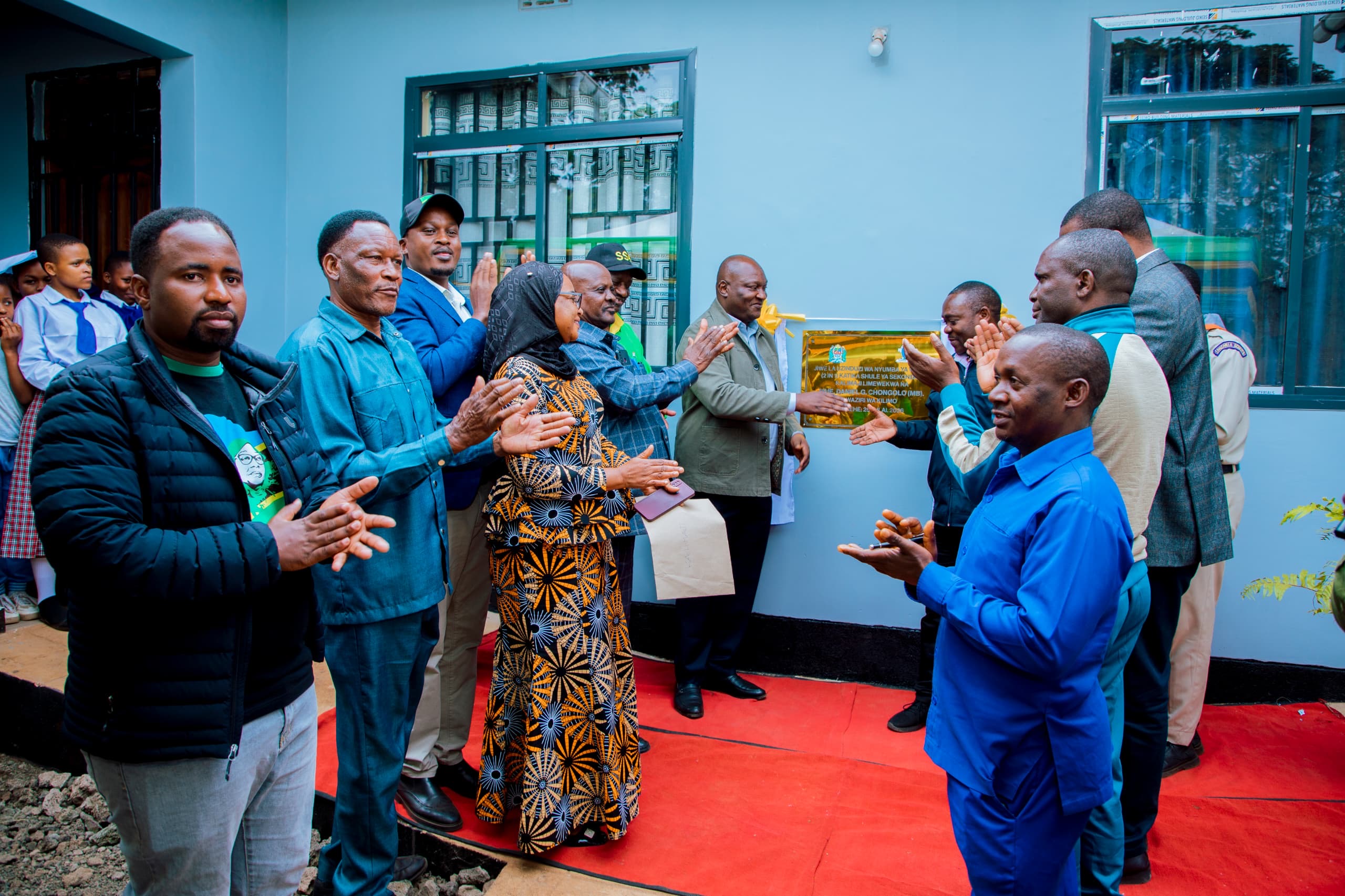 WAZIRI WA KILIMO MHE. DANIEL GODFREY CHONGOLO (MB) AZINDUA RASMI JENGO LA NYUMBA YA WALIMU KATIKA SHULE YA SEKONDARI KALIMAJI